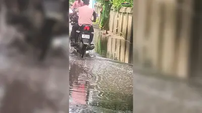 अस्पताल जाने वाली सड़क बनी दलदल, गंदे पानी और कीचड़ से होकर गुजरने को मजबूर मरीज, लोगों में आक्रोश
