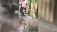 अस्पताल जाने वाली सड़क बनी दलदल, गंदे पानी और कीचड़ से होकर गुजरने को मजबूर मरीज, लोगों में आक्रोश