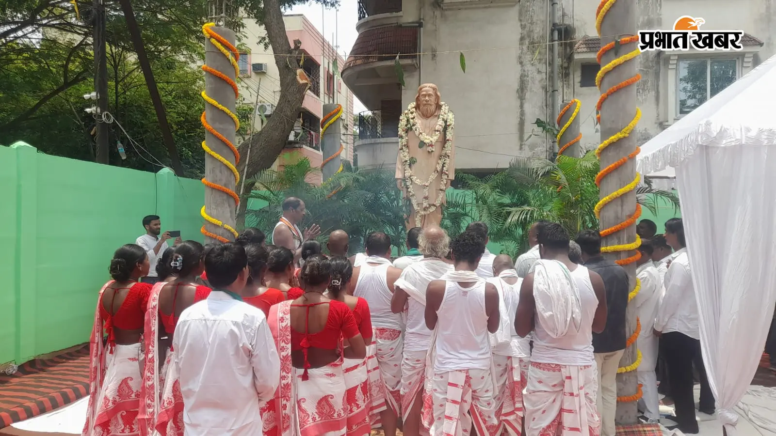 जमशेदपुर में बनी दिशोम गुरु की पहली प्रतिमा, नारों से गूंज उठा परिसर