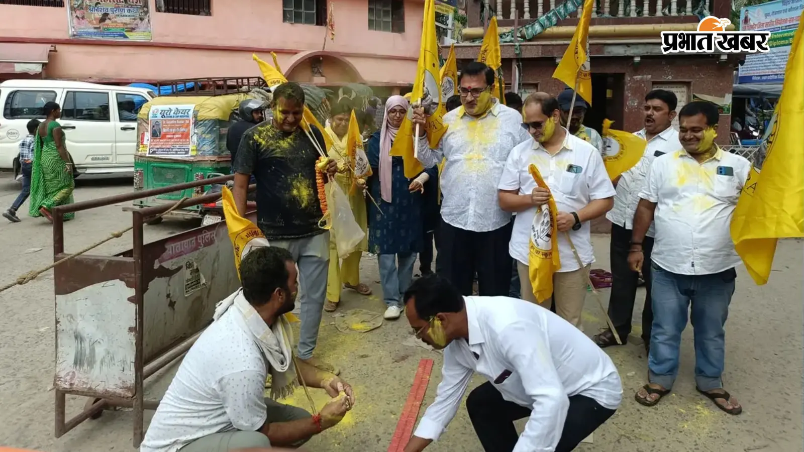 बांकीपुर उपचुनाव में प्रशांत किशोर की जीत पर दरभंगा में आतिशबाजी, कार्यकर्ताओं ने मनाया जश्न