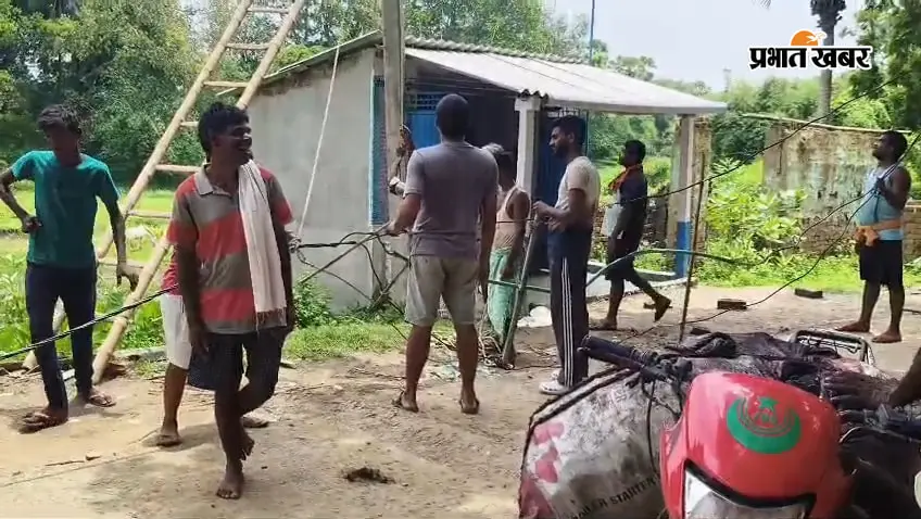 विद्यालय और गांव के ऊपर झूल रहे जर्जर बिजली तार, ग्रामीणों ने कवर्ड केबल लगाने की उठाई मांग