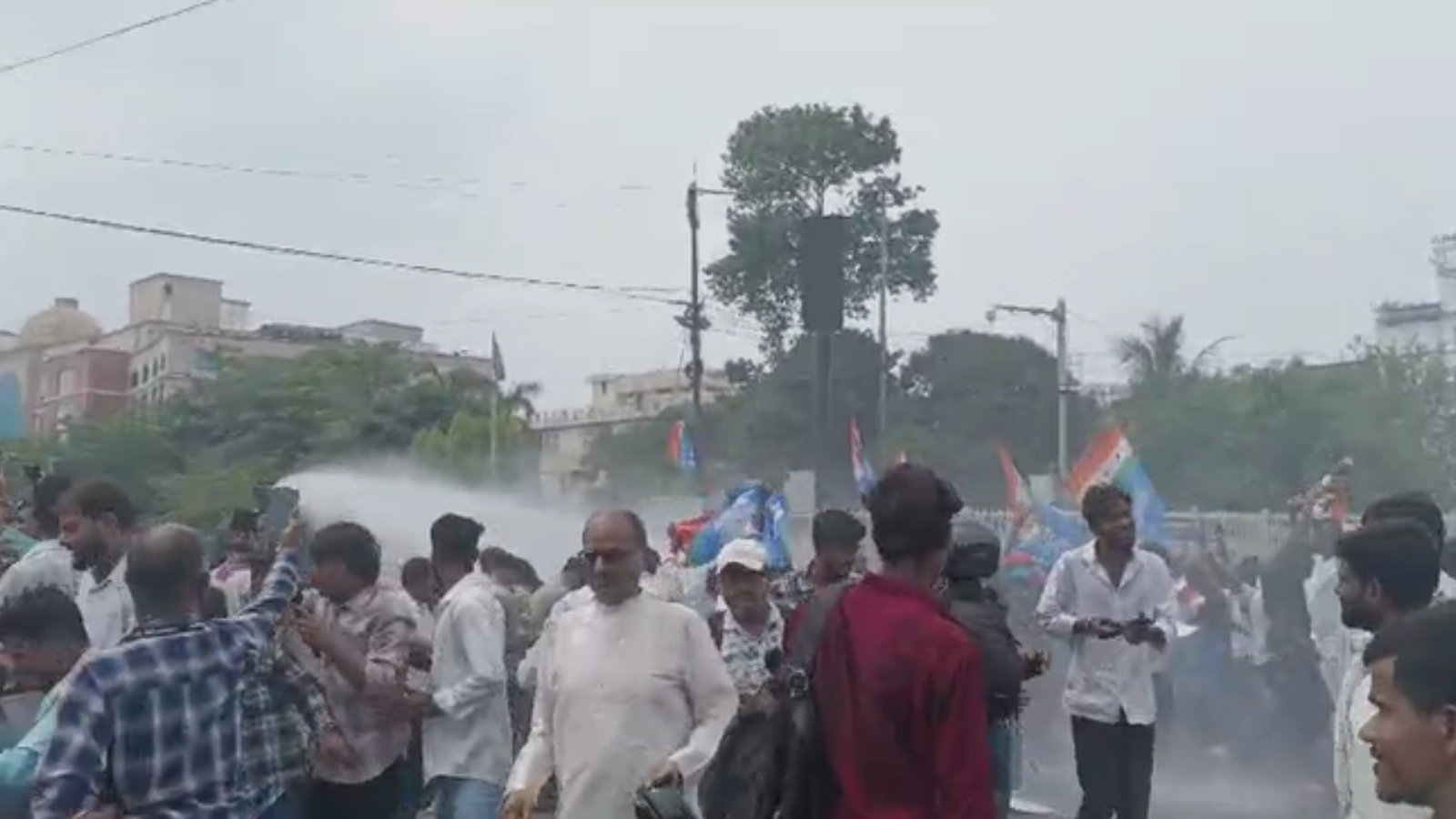 पुलिस ने वाटर कैनन का किया इस्तेमाल