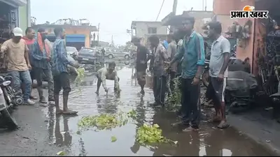 बंगाल: पानागढ़ के कबाड़ी मार्केट में काम बंद, जलजमाव से तंग मजदूरों ने सड़क पर रोपा धान