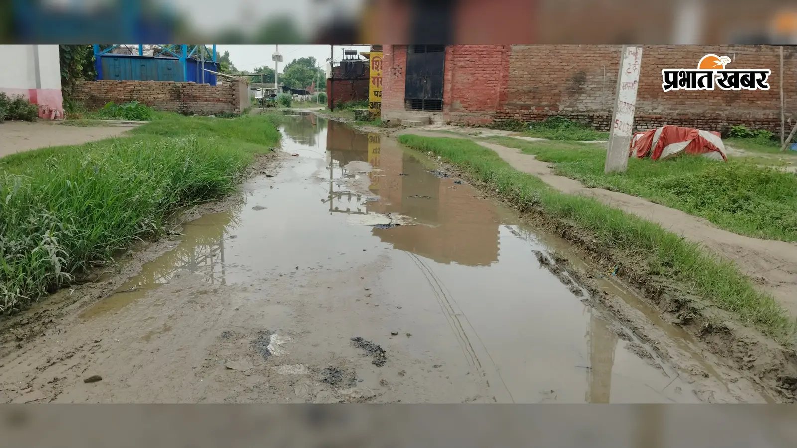 गोपालगंज: सावन में शिवभक्तों की परीक्षा, मंदिर मार्ग पर नाली का गंदा पानी बना परेशानी का कारण