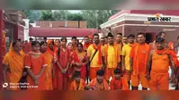 गोपालगंज के थावे दुर्गा मंदिर में उमड़ी कांवरियों की भीड़, मां सिंहासनी का आशीर्वाद लेकर देवघर के लिए हुए रवाना