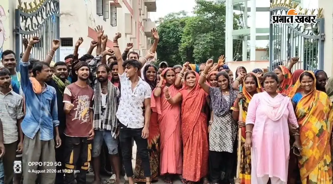 मजदूरी बढ़ाने व स्थायी नियुक्ति की मांग पर स्वच्छता कर्मियों की हड़ताल, नगर निगम कार्यालय में जड़ा ताला