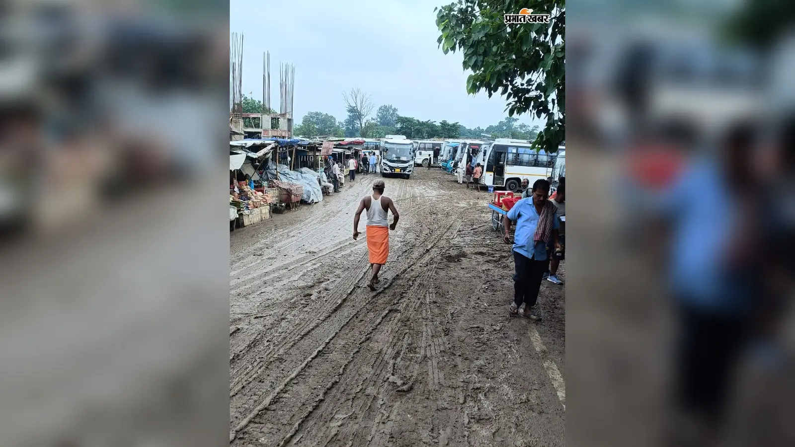 हल्की बारिश में दिल्ली मोड़ बस स्टैंड बना दलदल, यात्रियों की बढ़ी परेशानी
