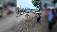 हल्की बारिश में दिल्ली मोड़ बस स्टैंड बना दलदल, यात्रियों की बढ़ी परेशानी