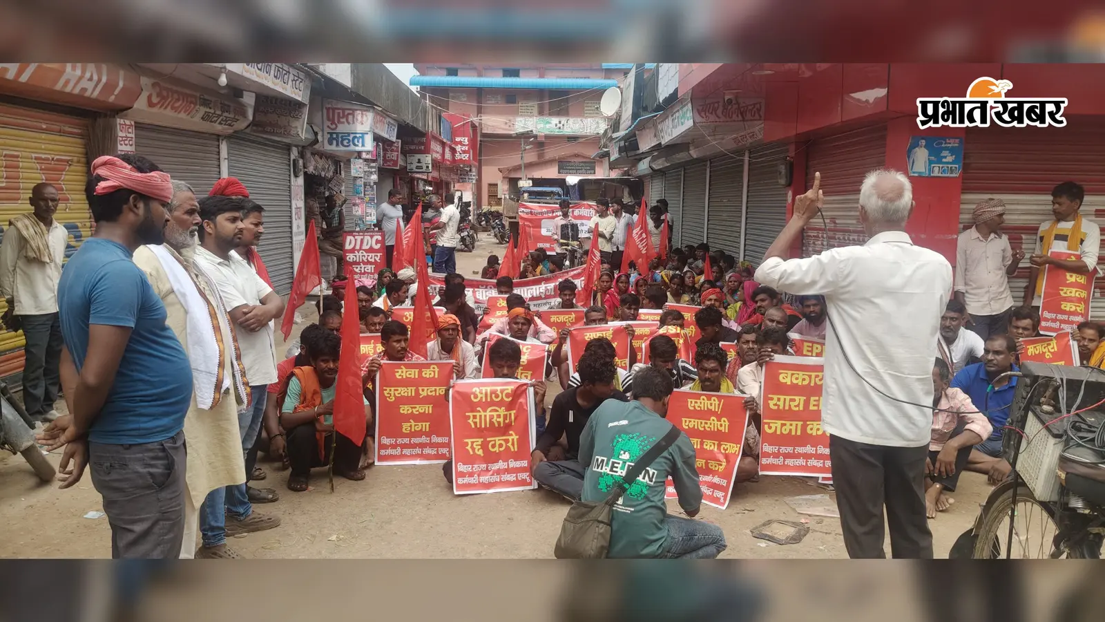 बक्सर: डुमरांव में छठे दिन भी नहीं थमी नगर निकाय कर्मियों की हड़ताल, जुलूस निकाल सरकार के खिलाफ बुलंद की आवाज