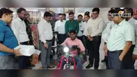 लातेहार DC ने जन शिकायत निवारण में की त्वरित कार्रवाई, दिव्यांग को मिला सहारा