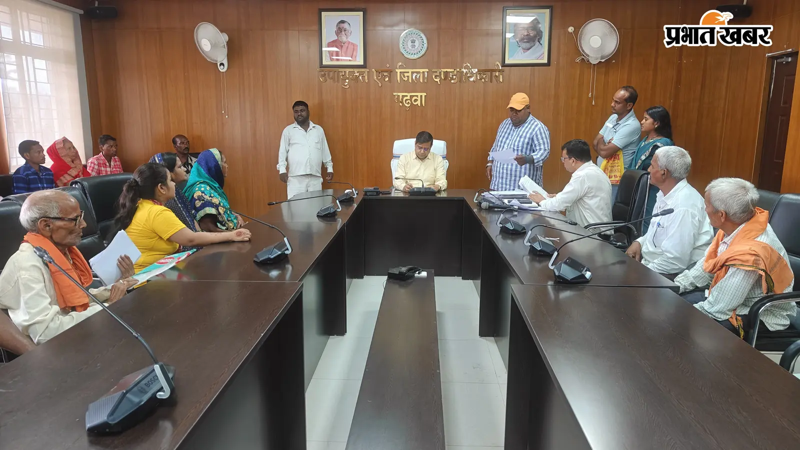 गढ़वा में जनसुनवाई में गरजे DC, अफसरों को जल्द कार्रवाई करने की दी अंतिम चेतावनी
