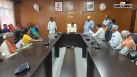 गढ़वा में जनसुनवाई में गरजे DC, अफसरों को जल्द कार्रवाई करने की दी अंतिम चेतावनी