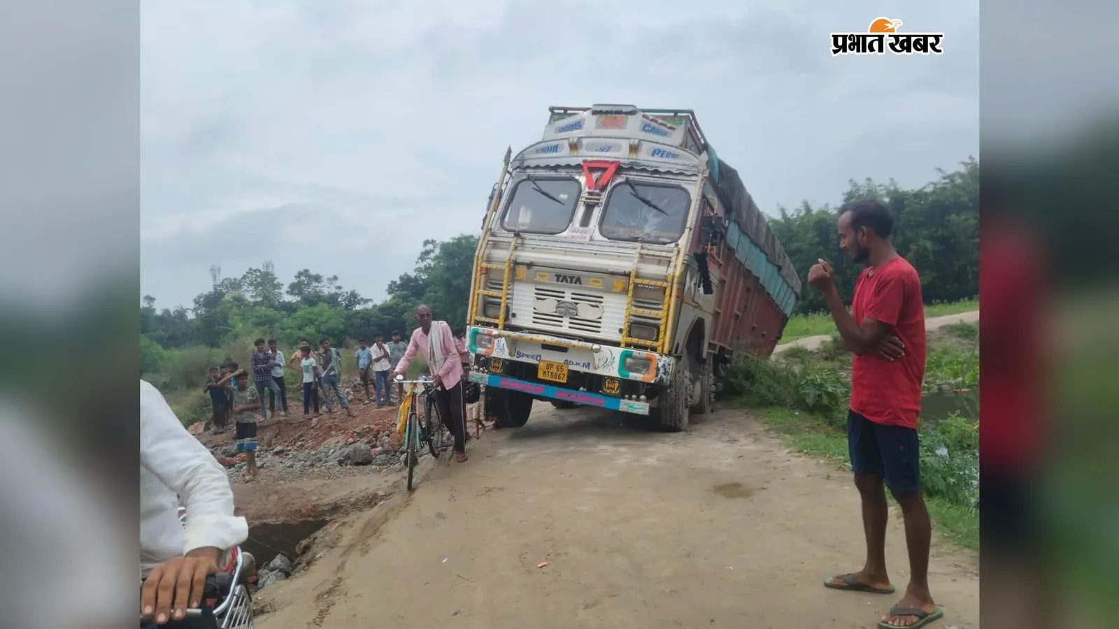 मधेपुरा में आरओबी निर्माण के बीच बड़ा ट्रैफिक संकट, धंसे डायवर्जन में फंसा 18 चक्का ट्रक, घंटों जाम