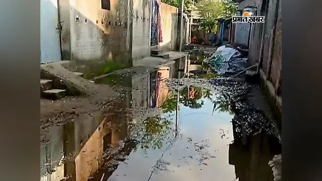 पौआखाली के हुसैन नगर कॉलोनी में जलजमाव से बढ़ी परेशानी, नारकीय हालात के बीच आवागमन को मजबूर लोग
