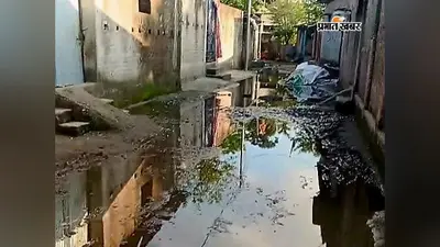 पौआखाली के हुसैन नगर कॉलोनी में जलजमाव से बढ़ी परेशानी, नारकीय हालात के बीच आवागमन को मजबूर लोग