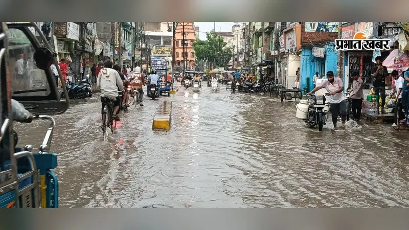 भभुआ में हल्की बारिश ने खोली नगर परिषद के दावों की पोल, कई वार्डो में जलजमाव से लोग परेशान