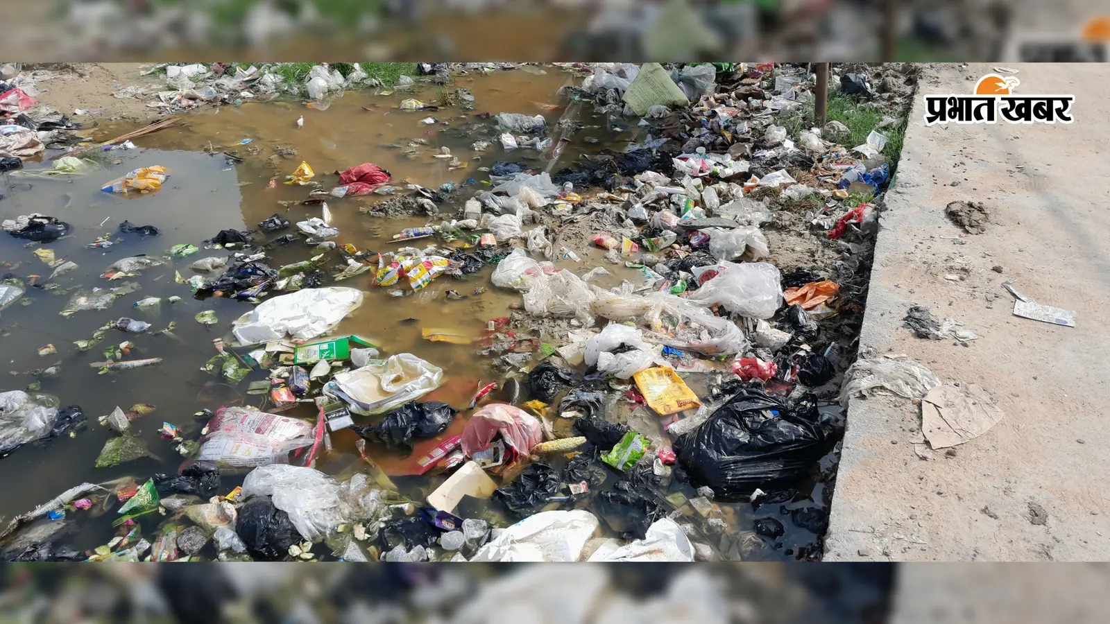 बारिश होते ही शहर की सड़कों पर जमा पानी में तैरने लगा 600 टन कचरा