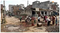 मोतिहारी: नगर निगम बनने के चार साल बाद भी वार्ड-30 की सड़क बदहाल, लोगों ने खुद शुरू कराया मरम्मत कार्य