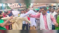 गया जी : सड़क किनारे फैले कचरे से आने लगी दुर्गंध, निगमकर्मियों की छठे दिन भी हड़ताल जारी