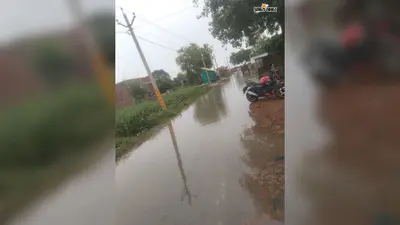 कैमूर-बक्सर संपर्क मार्ग बना 'झील', घुटने भर पानी में जान जोखिम में डालकर गुजर रहे लोग