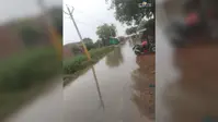 कैमूर-बक्सर संपर्क मार्ग बना 'झील', घुटने भर पानी में जान जोखिम में डालकर गुजर रहे लोग