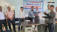 डोमचांच में प्रखंड प्रमुख ने सुनी ग्रामीणों की समस्याएं, प्रमाण-पत्र भी बांटे