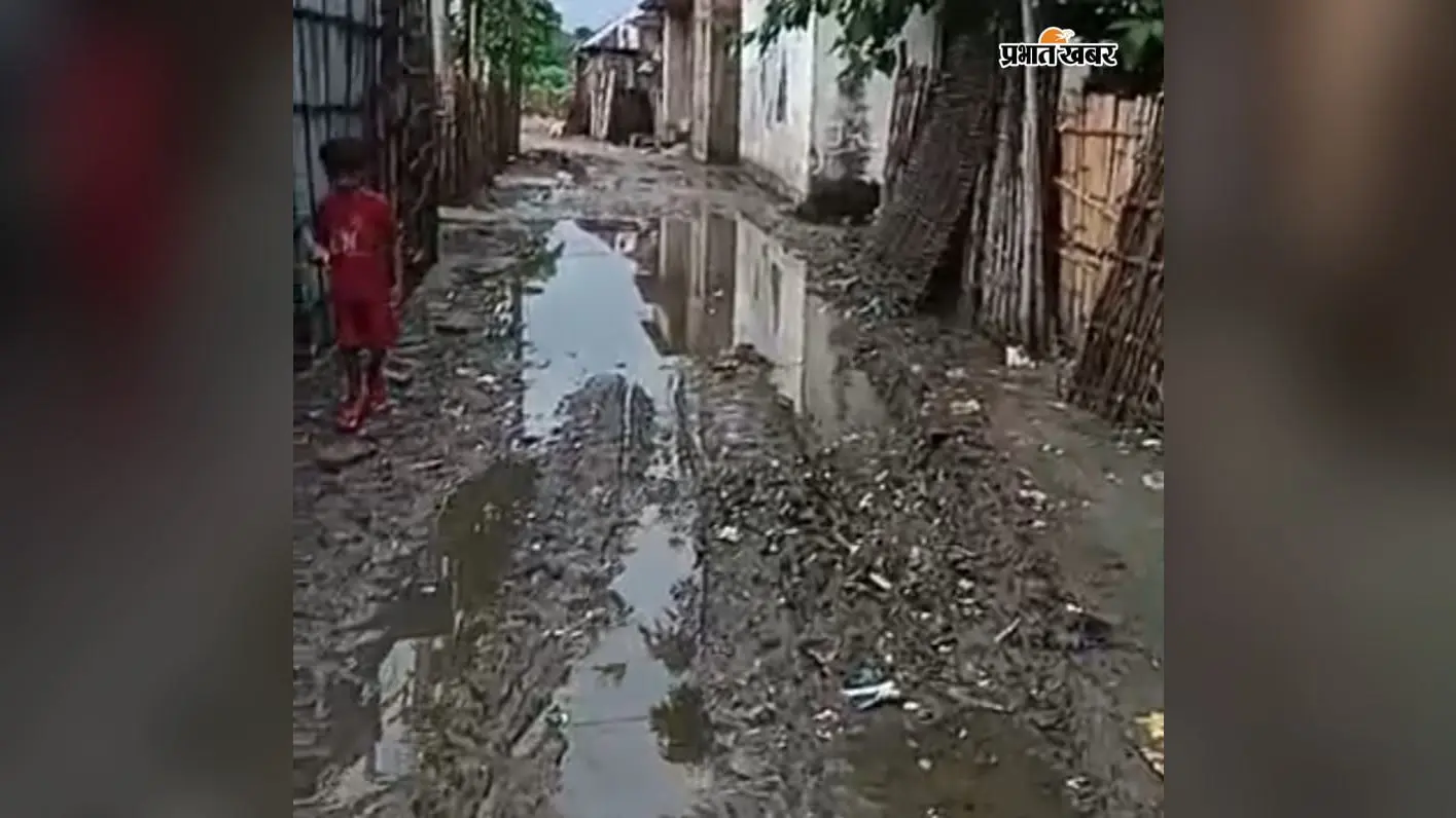 फलका के कामिल टोला की सड़क बदहाल, गड्ढों और जलजमाव से ग्रामीण परेशान, आंदोलन की चेतावनी