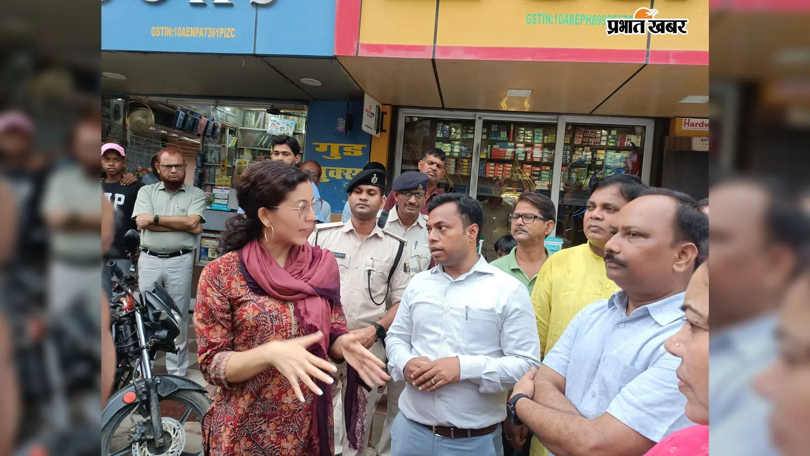 जहानाबाद में सड़क से ऊंचे बने नालों की होगी लेवलिंग, डीएम ने जाम नालों और सफाई व्यवस्था का किया निरीक्षण