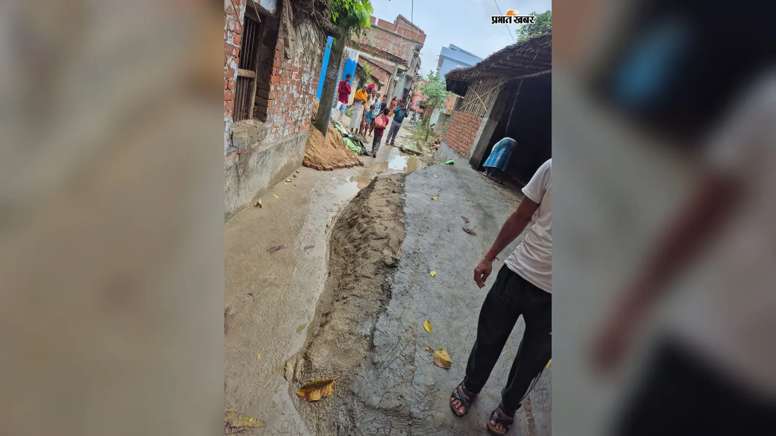 सार्वजनिक सड़क पर अतिक्रमण का आरोप, ग्रामीणों ने बीडीओ से की कार्रवाई की मांग