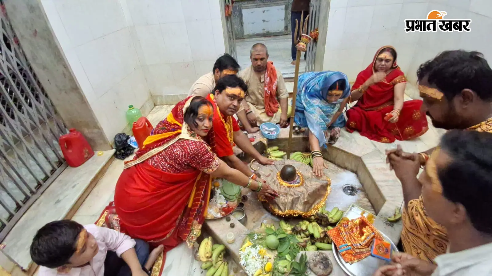 बेगूसराय: बखरी में सोमवारी की देर रात भगवान शिव का रुद्राभिषेक, श्रद्धालुओं के बीच बांटा प्रसाद
