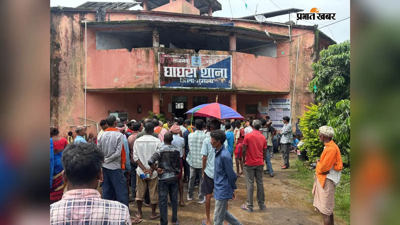 गुमला में मृत आत्माओं को जगाने की अफवाह, सैंकड़ों ग्रामीण पहुंचे थाना
