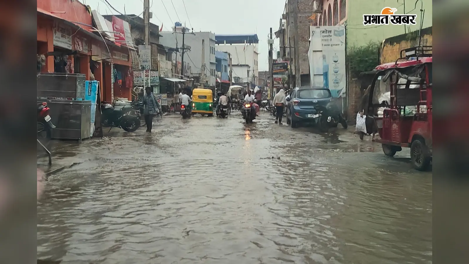 जमुई के सोनो में बारिश के बाद सड़क बनी तालाब, गड्ढों और जलजमाव से रोजाना जूझ रहे लोग