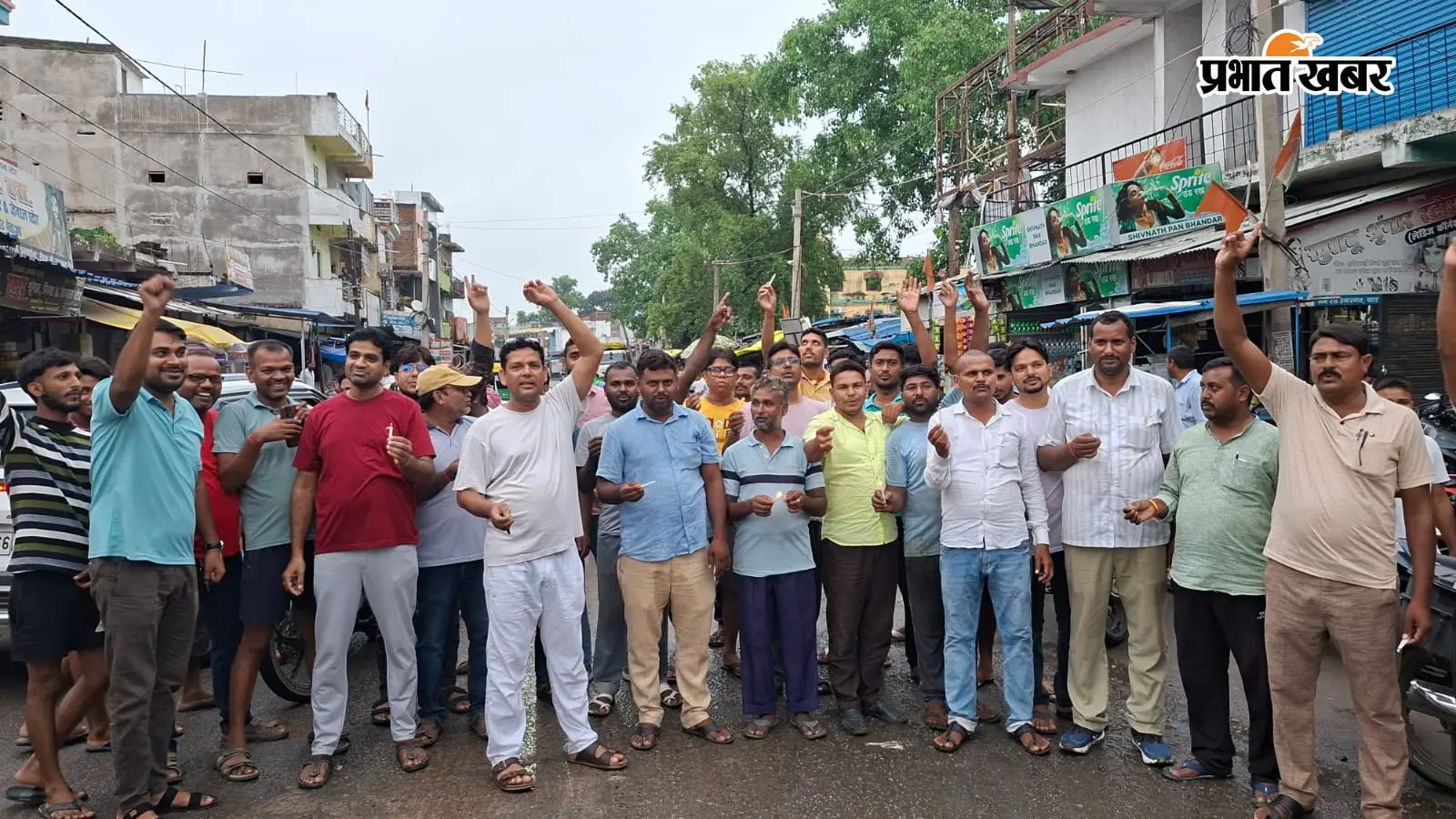 हंटरगंज में बिजली संकट के खिलाफ सड़कों पर उतरे लोग, निकाला कैंडल मार्च