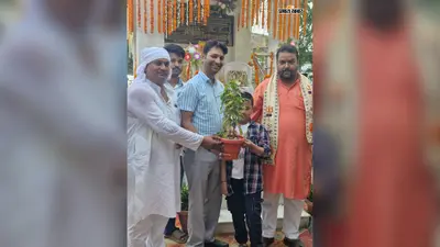 गोपालगंज: स्व. रवींद्र नाथ शुक्ल की प्रथम पुण्यतिथि पर श्रद्धांजलि सभा, एसडीएम ने किया प्रतिमा का अनावरण
