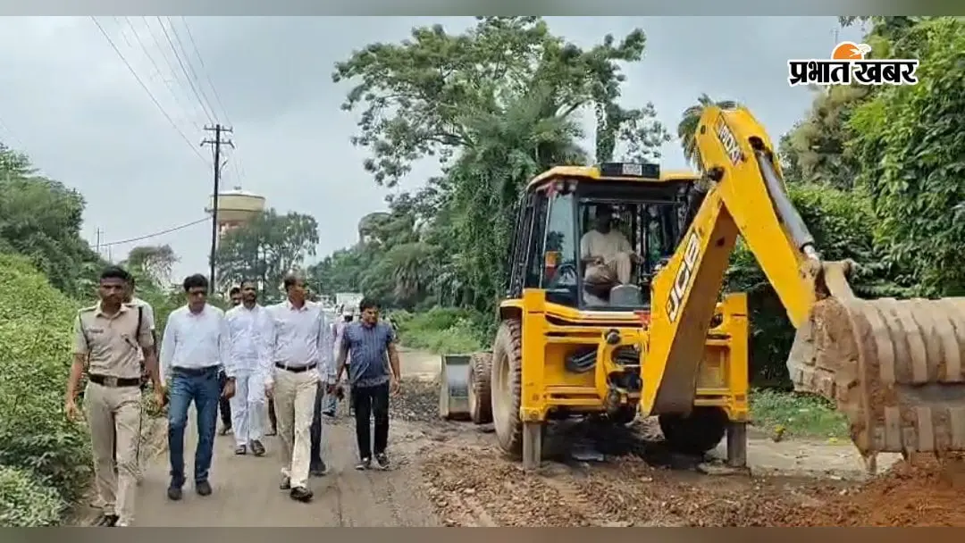 डीएम ने किऊल जंक्शन संपर्क सड़क का किया निरीक्षण, नाला निर्माण में अनियमितता पर जताई नाराजगी