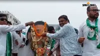 धनबाद में गुरुजी शिबू सोरेन की प्रतिमा का नहीं हो सका अनावरण, कटआउट पर माल्यार्पण कर दी श्रद्धांजलि