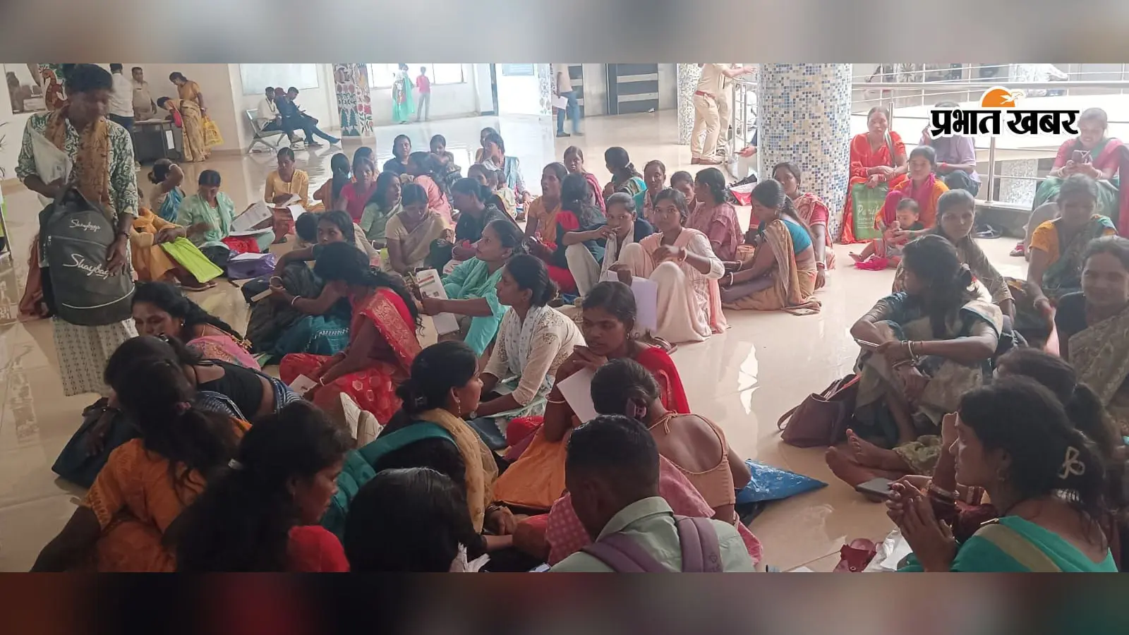 जिस नौकरी के लिए मांगी गई थी सामान्य योग्यता, उसके लिए पहुंचे एमए-बीएड अभ्यर्थी