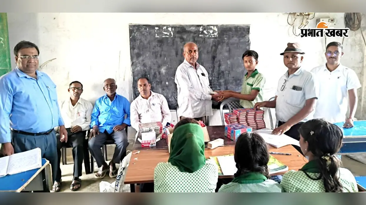 शैक्षणिक किट पाकर खिले बच्चों के चेहरे, 450 विद्यार्थियों को मिली पढ़ाई की सामग्री