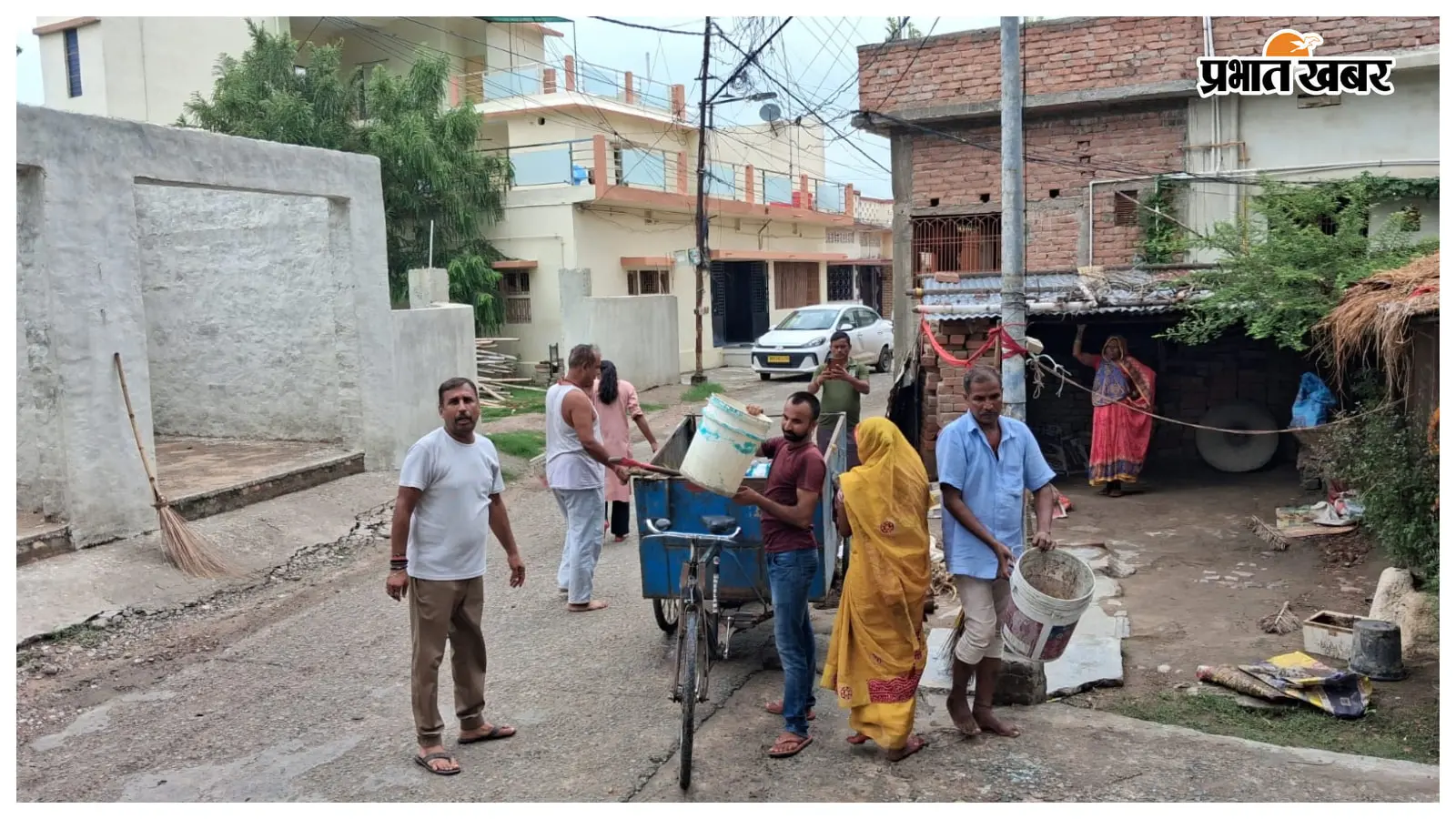 हड़ताल के बीच पार्षद बने सफाईकर्मी, खुद ठेला चलाकर घर-घर से उठाया कचरा