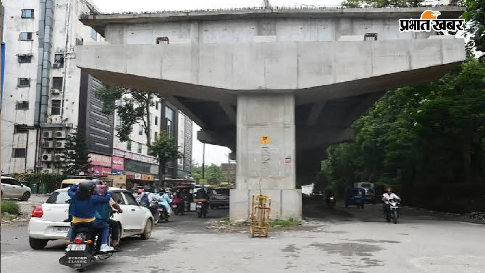 विभागों के तालमेल की कमी से रांची की जनता परेशान, सिरमटोली फ्लाईओवर के नीचे तीन माह से अधूरा पड़ा सड़क निर्माण