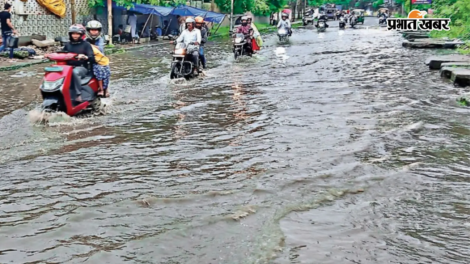 डेढ़ घंटे की बारिश में रांची की सड़कें बनीं तालाब, घरों-दुकानों में घुसा पानी
