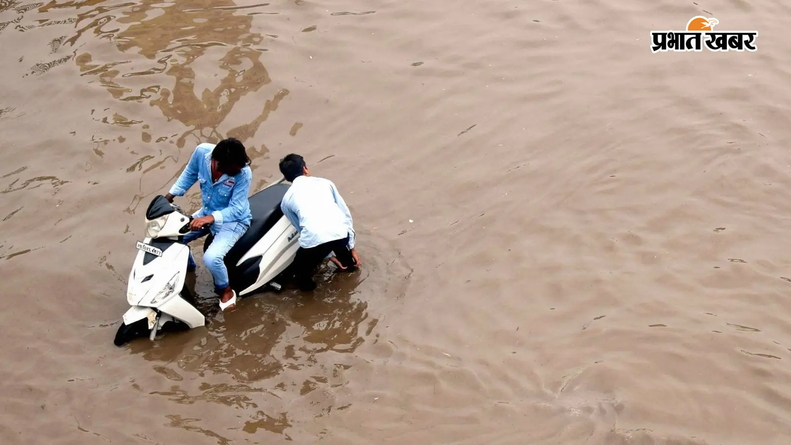 देशभर में बारिश का कहर: बंगाल में चार मौतें, उत्तराखंड में 200 यात्री फंसे, केरल-कर्नाटक में रेड अलर्ट