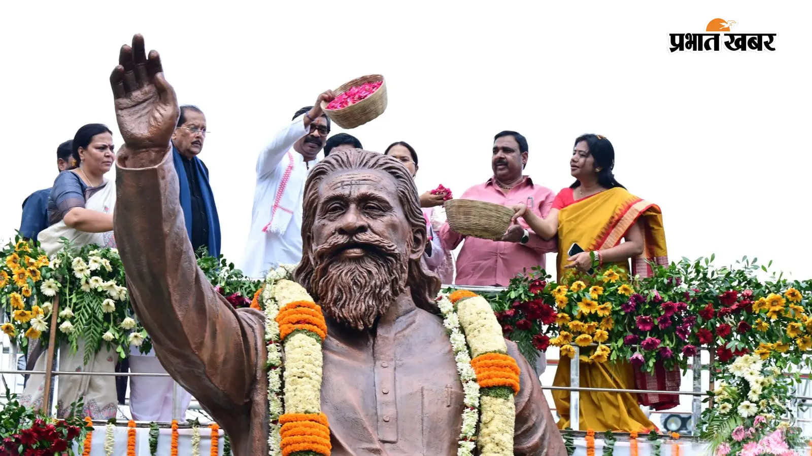 झारखंड आंदोलन के प्रणेता दिशोम गुरु शिबू सोरेन की पहली पुण्यतिथि पर उनके पैतृक गांव नेमरा में हजारों लोगों ने उन्हें भावभीनी श्रद्धांजलि दी. इस अवसर पर 15 फीट 8 इंच ऊंची उनकी भव्य प्रतिमा स्थापित की गई.