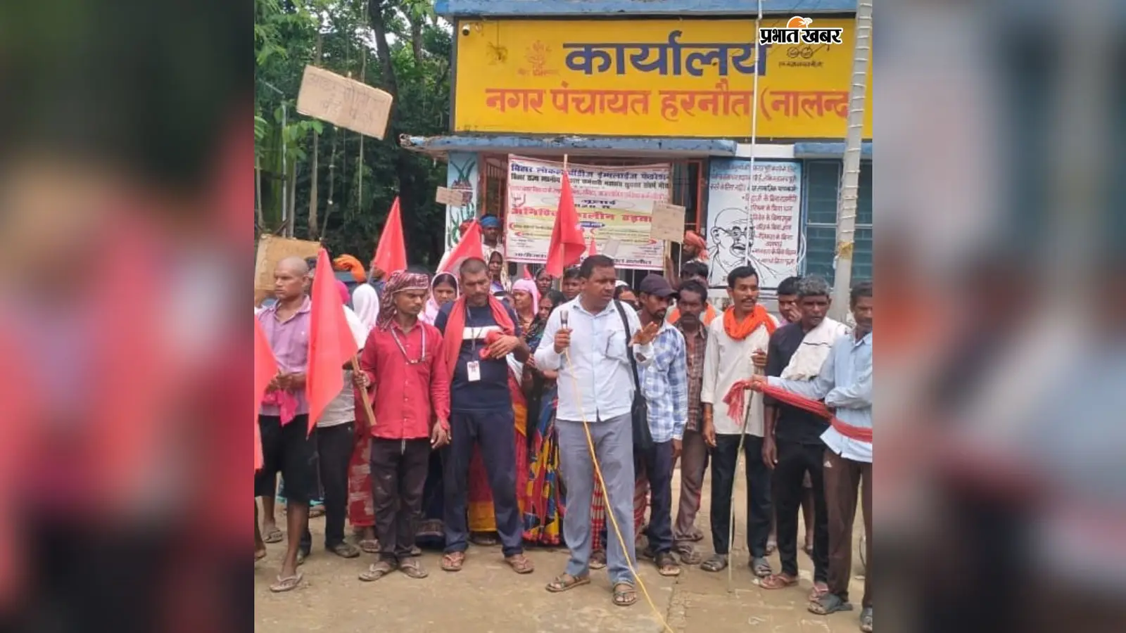 हरनौत में सफाईकर्मियों का आक्रोश मार्च, ठेका प्रथा खत्म करने समेत तीन सूत्री मांगों पर सरकार को चेतावनी