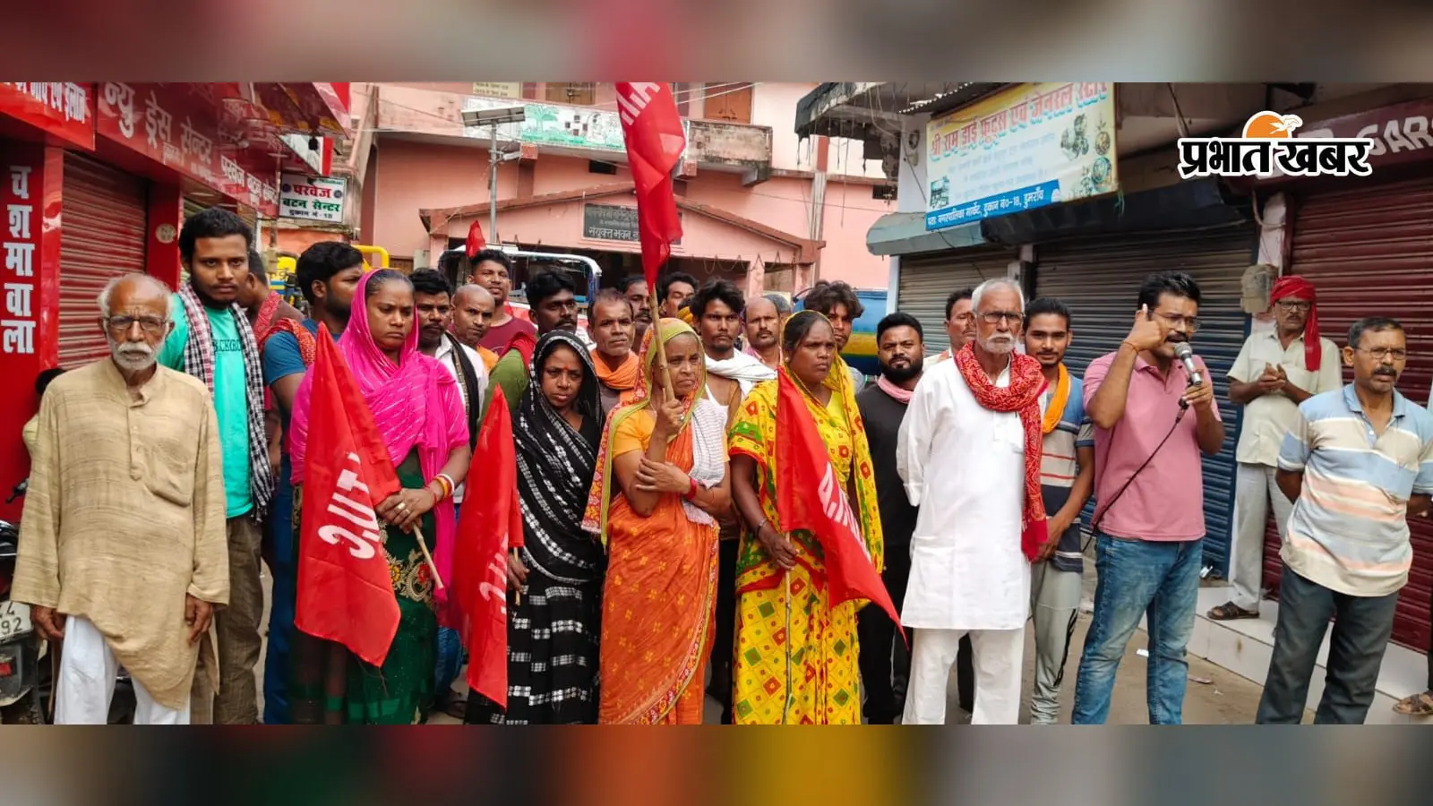 बक्सर के डुमरांव में आंदोलन करते सफाई कर्मी