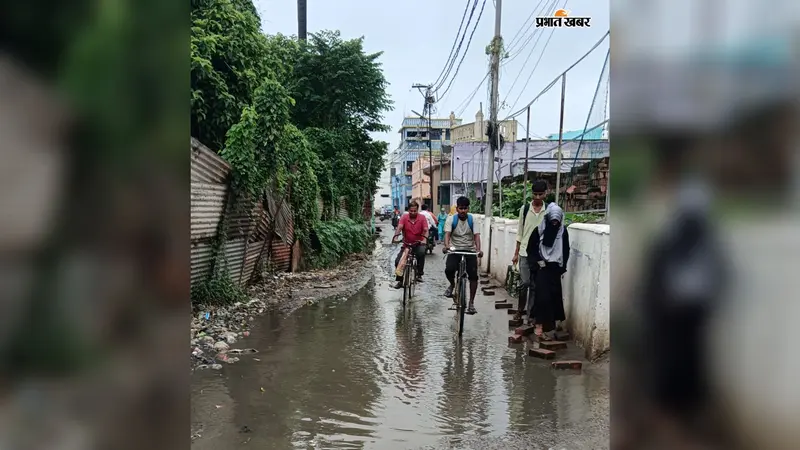 हल्की बारिश में तालाब बनी वार्ड 39 की सड़क, नगर निगम के दावों की खुली पोल