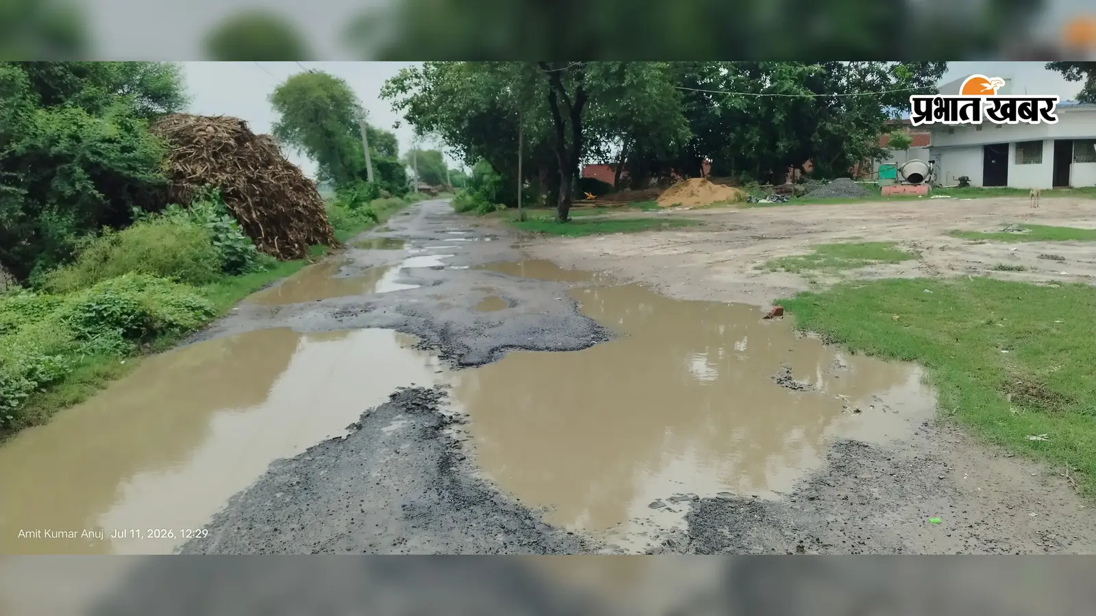 सबलपुर की मुख्यमंत्री ग्रामीण सड़क जानलेवा, गड्ढों में जलजमाव से बढ़ी परेशानी