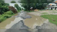 सबलपुर की मुख्यमंत्री ग्रामीण सड़क  जानलेवा, गड्ढों में जलजमाव से बढ़ी परेशानी