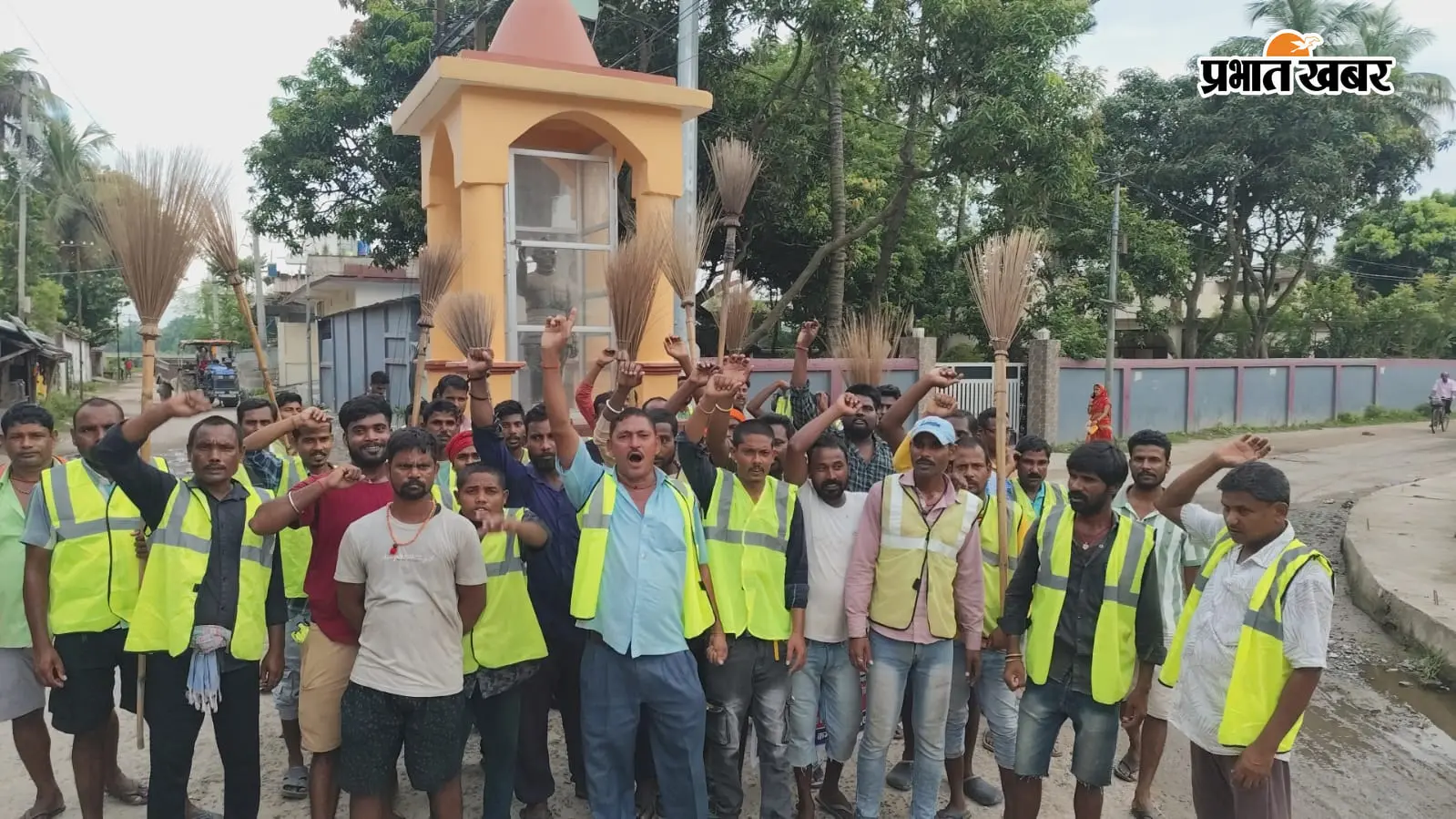 समान काम का समान वेतन समेत तीन सूत्री मांगों को लेकर स्वच्छता कर्मियों की अनिश्चितकालीन हड़ताल जारी