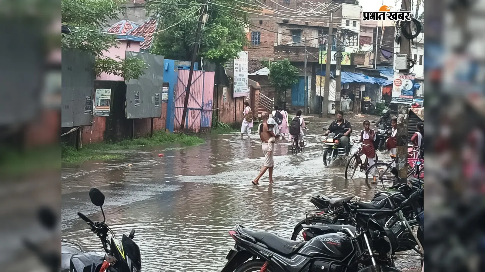 महनार बालिका उच्च माध्यमिक विद्यालय का हाल बेहाल, गेट पर जमा नाले के गंदे पानी से गुजर रही छात्राएं
